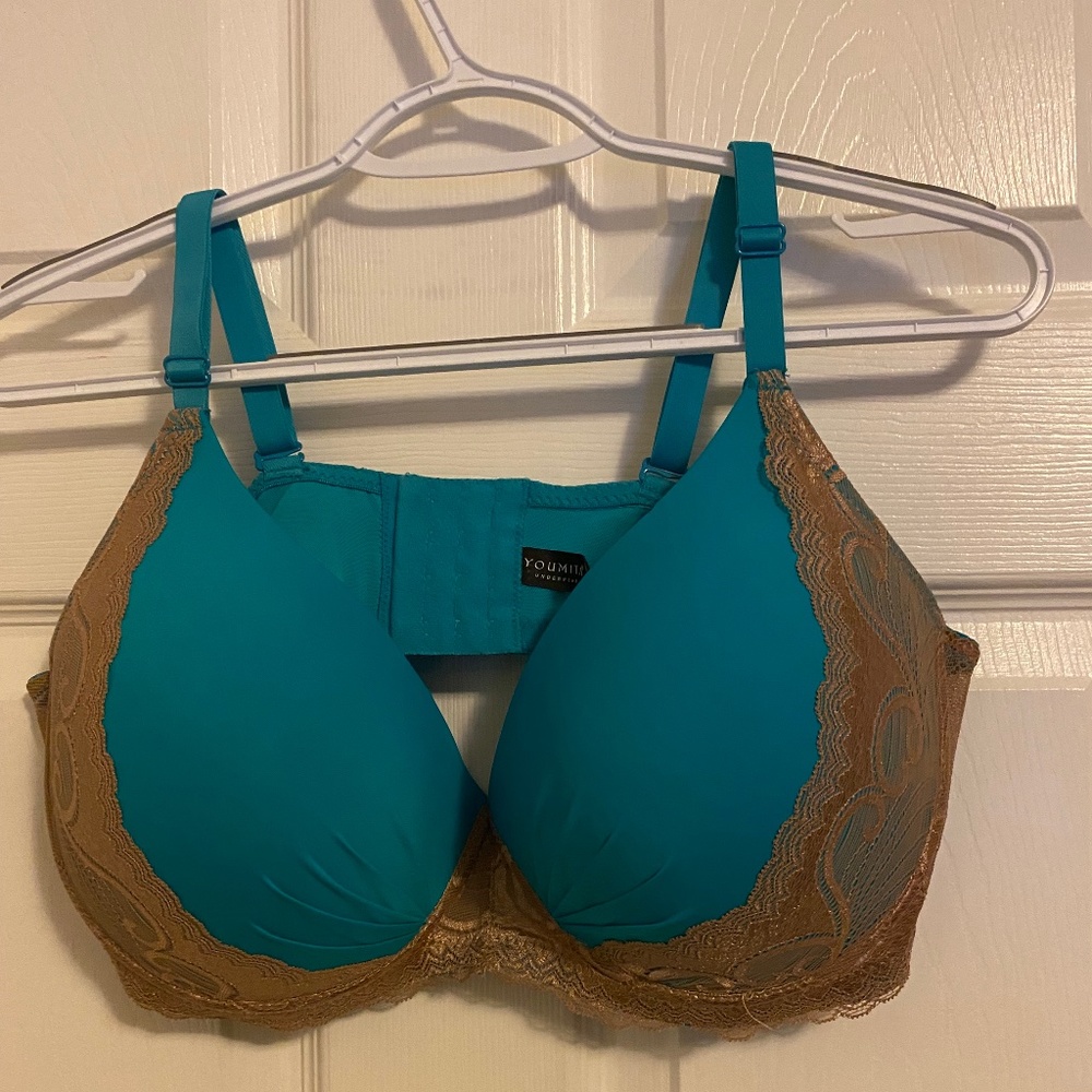 Beautiful teal colored bra. Size 44 ddd but fits more like a 44 dd.